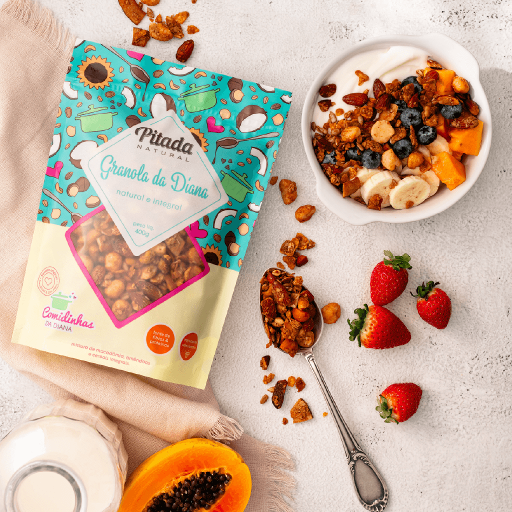 Granola da Diana servida com iogurte e frutas